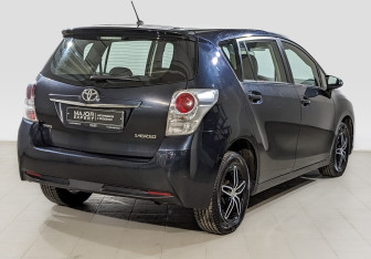 Подержанный автомобиль Toyota Verso 2014 года (5 фото)
