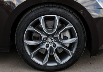 Подержанный автомобиль Skoda Superb Wagon 2016 года (27 фото)