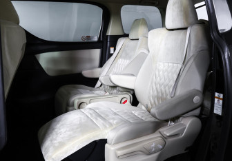 Подержанный автомобиль Toyota Alphard 2018 года (11 фото)