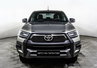 Подержанный автомобиль Toyota Hilux 2021 года (2 фото)