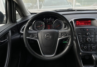 Подержанный автомобиль Opel Astra Hatchback 2012 года (14 фото)