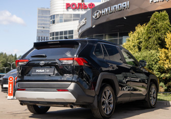 Подержанный автомобиль Toyota RAV4 2025 года (4 фото)