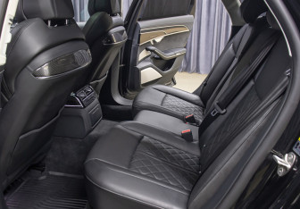 Подержанный автомобиль Audi S8 2021 года (12 фото)