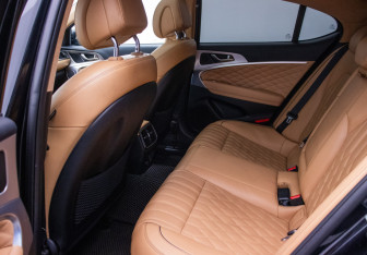 Подержанный автомобиль Genesis G70 2022 года (11 фото)