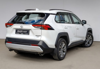 Подержанный автомобиль Toyota RAV4 2024 года (5 фото)