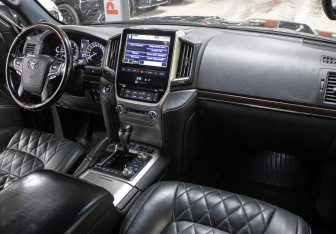 Подержанный автомобиль Toyota Land Cruiser Suv 2018 года (10 фото)