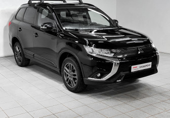 Подержанный автомобиль Mitsubishi Outlander 2021 года (3 фото)