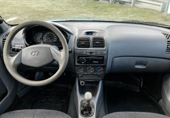 Подержанный автомобиль Hyundai Accent Sedan 2002 года (12 фото)