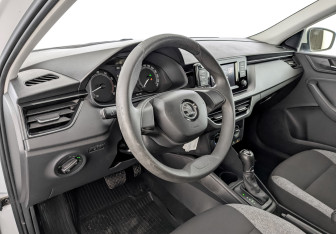 Подержанный автомобиль Skoda Rapid Liftback 2021 года (16 фото)