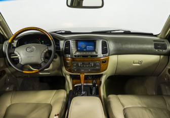 Подержанный автомобиль Lexus LX 2004 года (12 фото)