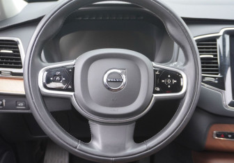 Подержанный автомобиль Volvo XC90 2019 года (13 фото)