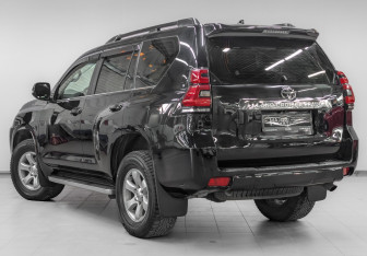 Подержанный автомобиль Toyota Land Cruiser Prado 2019 года (7 фото)