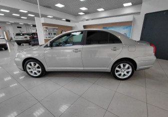 Подержанный автомобиль Toyota Avensis Sedan 2004 года (8 фото)