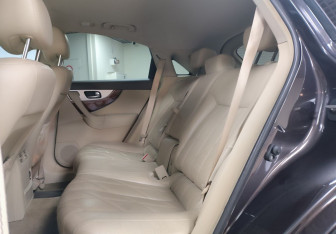 Подержанный автомобиль Infiniti QX70 2015 года (11 фото)