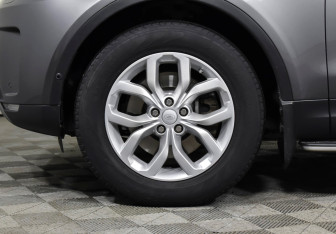 Подержанный автомобиль Land Rover Discovery 2017 года (30 фото)