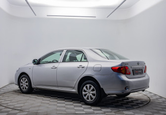 Подержанный автомобиль Toyota Corolla Sedan 2007 года (7 фото)