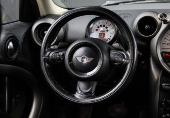 Подержанный автомобиль MINI Countryman 2011 года (11 фото)
