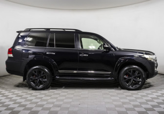 Подержанный автомобиль Toyota Land Cruiser Suv 2015 года (4 фото)