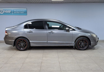 Подержанный автомобиль Honda Civic Sedan 2010 года (4 фото)