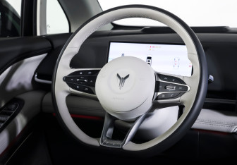 Подержанный автомобиль Voyah Dream 2025 года (19 фото)