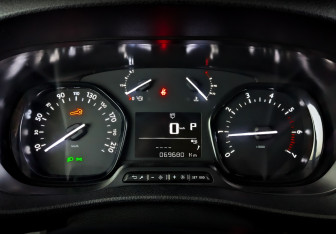 Подержанный автомобиль Peugeot Traveller 2022 года (13 фото)