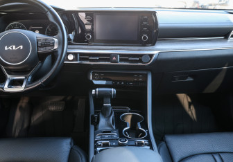 Подержанный автомобиль Kia K5 2021 года (14 фото)