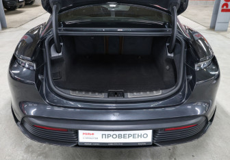 Подержанный автомобиль Porsche Taycan 2021 года (10 фото)