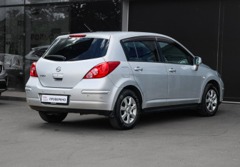 Подержанный автомобиль Nissan Tiida Hatchback 2010 года (4 фото)