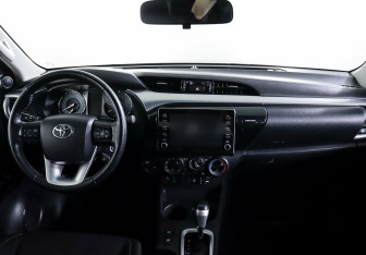 Подержанный автомобиль Toyota Hilux 2020 года (11 фото)