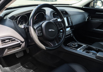 Подержанный автомобиль Jaguar XE 2016 года (12 фото)