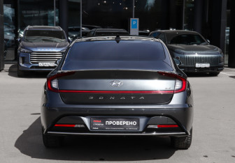 Подержанный автомобиль Hyundai Sonata 2022 года (6 фото)