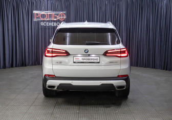 Подержанный автомобиль BMW X5 2021 года (6 фото)
