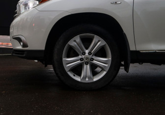 Подержанный автомобиль Toyota Highlander 2011 года (26 фото)