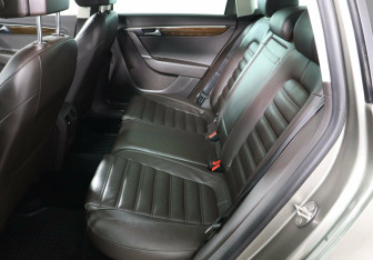 Подержанный автомобиль Volkswagen Passat Wagon 2012 года (13 фото)