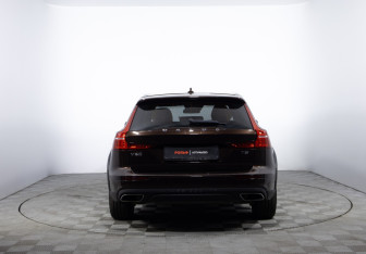 Подержанный автомобиль Volvo V60 Cross Country 2019 года (6 фото)