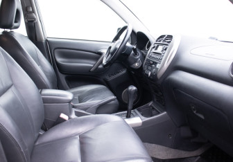 Подержанный автомобиль Toyota RAV4 2005 года (9 фото)