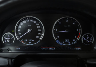 Подержанный автомобиль BMW X5 2015 года (11 фото)