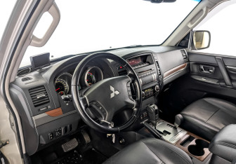 Подержанный автомобиль Mitsubishi Pajero 2008 года (16 фото)
