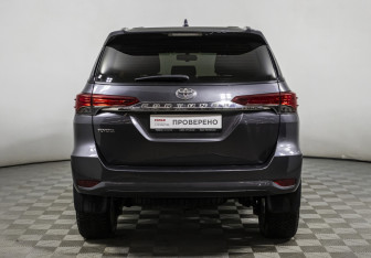 Подержанный автомобиль Toyota Fortuner 2021 года (6 фото)