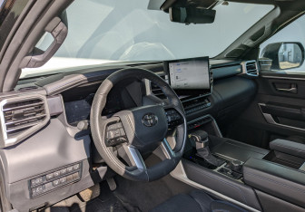 Подержанный автомобиль Toyota Sequoia 2023 года (17 фото)