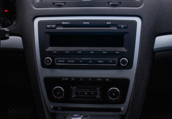 Подержанный автомобиль Skoda Octavia Liftback 2009 года (14 фото)