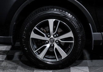 Подержанный автомобиль Toyota RAV4 2018 года (15 фото)