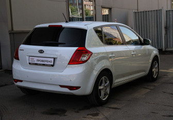 Подержанный автомобиль Kia Ceed Hatchback 2010 года (4 фото)