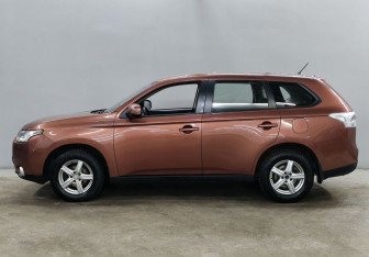 Подержанный автомобиль Mitsubishi Outlander 2012 года (8 фото)