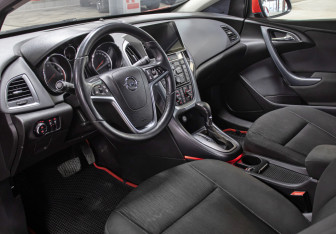 Подержанный автомобиль Opel Astra Hatchback 2012 года (16 фото)