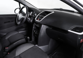 Подержанный автомобиль Peugeot 207 Hatchback 2010 года (11 фото)