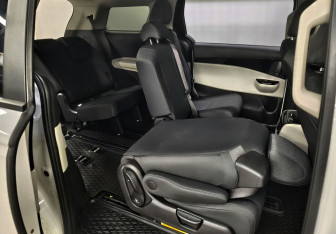 Подержанный автомобиль Kia Carnival 2021 года (14 фото)