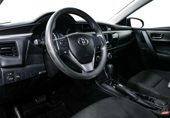Подержанный автомобиль Toyota Corolla Sedan 2015 года (7 фото)