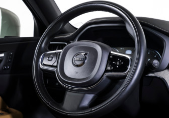 Подержанный автомобиль Volvo XC60 2019 года (14 фото)