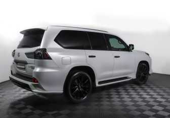 Подержанный автомобиль Lexus LX 2018 года (5 фото)